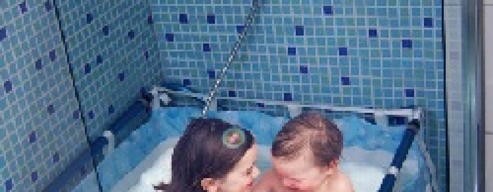 Une baignoire pour enfants dans la douche avec Bibabain